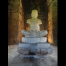 Diese Skulptur im südwestlich vom zentralen Prang gelegenen Prang Brahmathat stellt vermutlich König Jayavarman_VII. dar